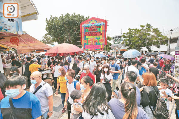 摩肩接踵的人潮擠滿長洲主要道路。（李華輝攝）