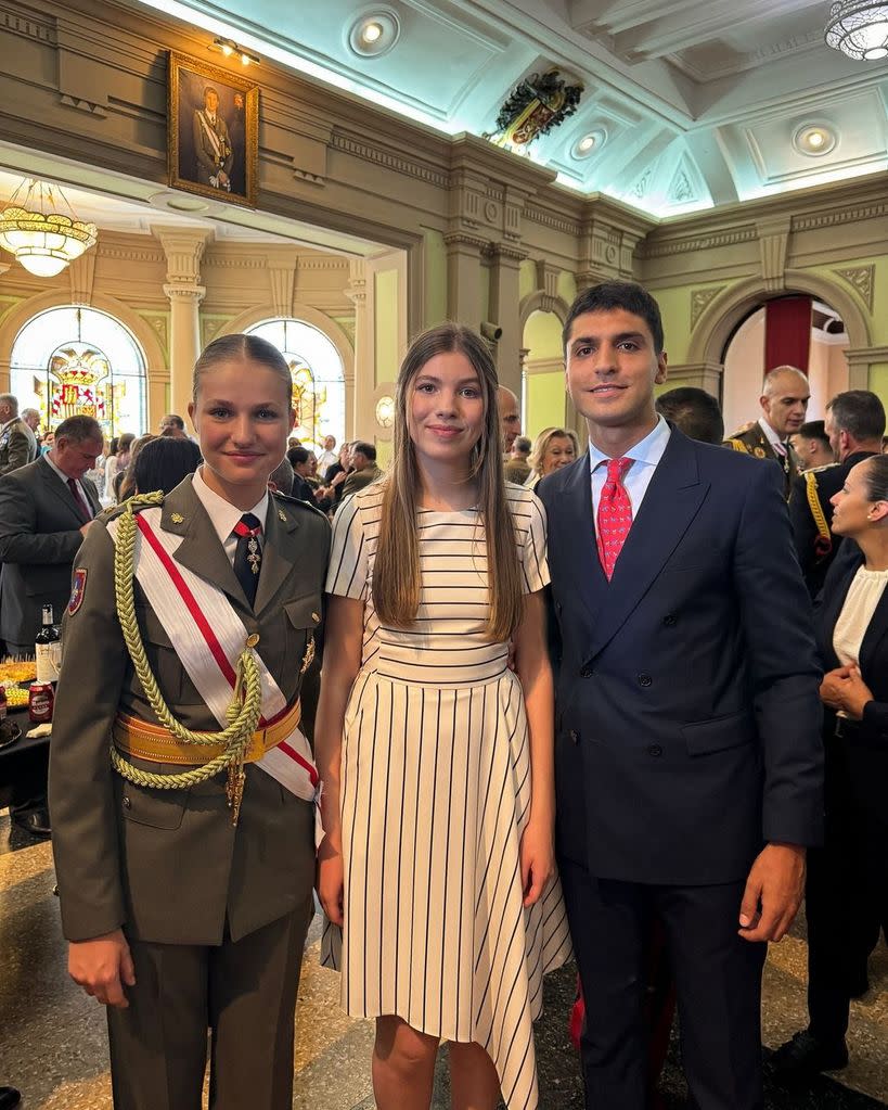 Tomás Páramo posa con la princesa Leonor y la infanta Sofía