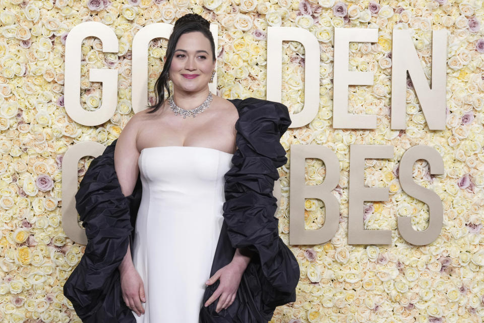 Lily Gladstone llega a la 81a entrega de los Globos de Oro el domingo 7 de enero de 2024, en el Hotel Beverly Hilton en Beverly Hills, California. (Foto Jordan Strauss/Invision/AP)