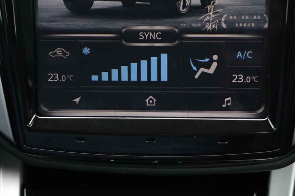 調整空調溫度/風量的按鍵功能也被整合進觸控螢幕中，不過待機畫面就相當貼心的顯示當下雙區恆溫空調各自溫度與風量，用手輕觸就能調整