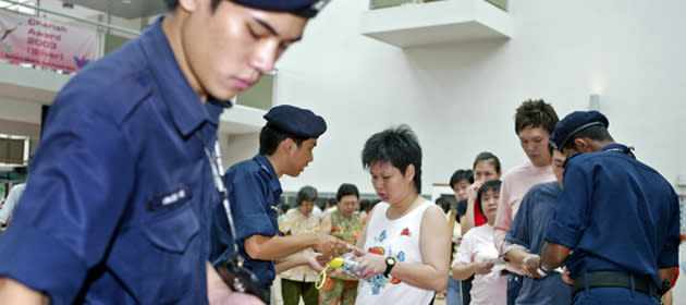 Singaporeans queue up to vote in GE2006. (AP file photo)