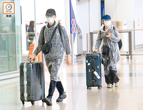香港<br>飛機是播毒高危地，部分乘客身穿雨衣及戴上眼罩以策安全。