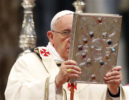 Pope Francis celebrates the Chrism Mass in Saint Peter's Basilica at the Vatican April 17, 2014. REUTERS/Stefano Rellandini