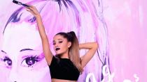 Viva Glam es la línea que creo Ariana Grande para la firma MAC. La colección incluye un lápiz labial ciruela bien oscuro y un brillo para los labios rosado.