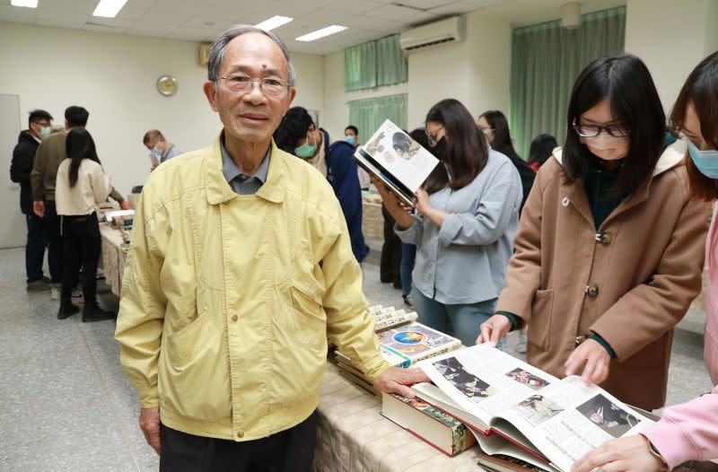 ▲興大前農資院長陳明造，今、明兩天在興大舉辦珍藏書展，展出200多冊各類圖書，鼓勵閱讀。（圖／中興大學提供）