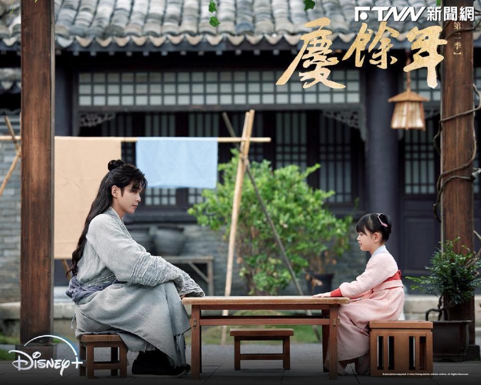 張若昀飾演的范閒與王啟年女兒「霸霸」在劇中有許多精彩對手戲。（圖／Disney+提供）