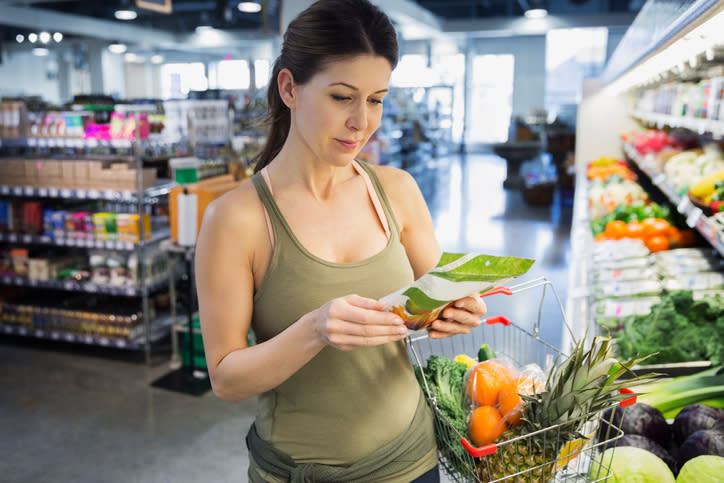 Al ir a la tienda, asegúrate de leer con cuidado las etiquetas de los productos. – Foto: Hero Images/Getty Images