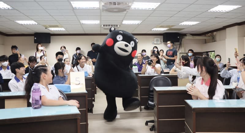 日本熊本青少年大使團訪高雄  熊本熊帶動跳 日本熊本縣青少年大使團再訪高雄，3日與中山國 中、漢民國小與小港高中3校師生交流，現場在熊本 熊出場帶動跳達到高潮。 （高雄市教育局提供） 中央社記者林巧璉傳真  112年8月3日 