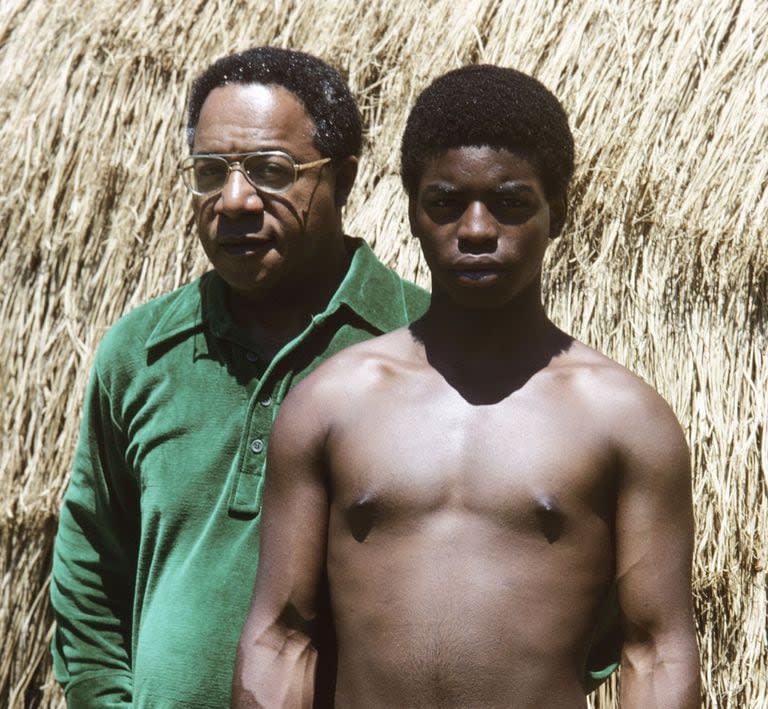 El escritor Alex Haley junto a LeVar Burton, quien interpretó a Kunta Kinte de joven