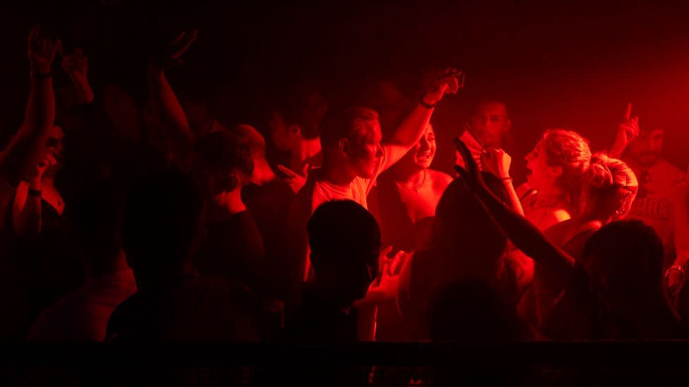 Jóvenes bailando en un club nocturno en Londres este domingo en la noche.