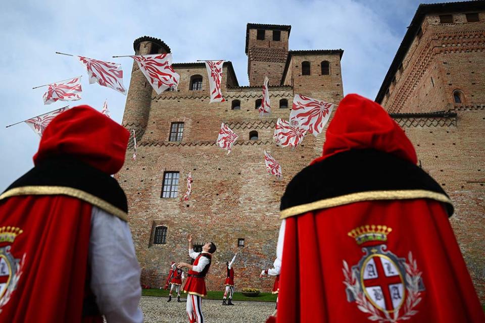 松露節時的傳統慶祝活動（Photo by Vincenzo PINTO / AFP, Image Source : Getty Editorial）