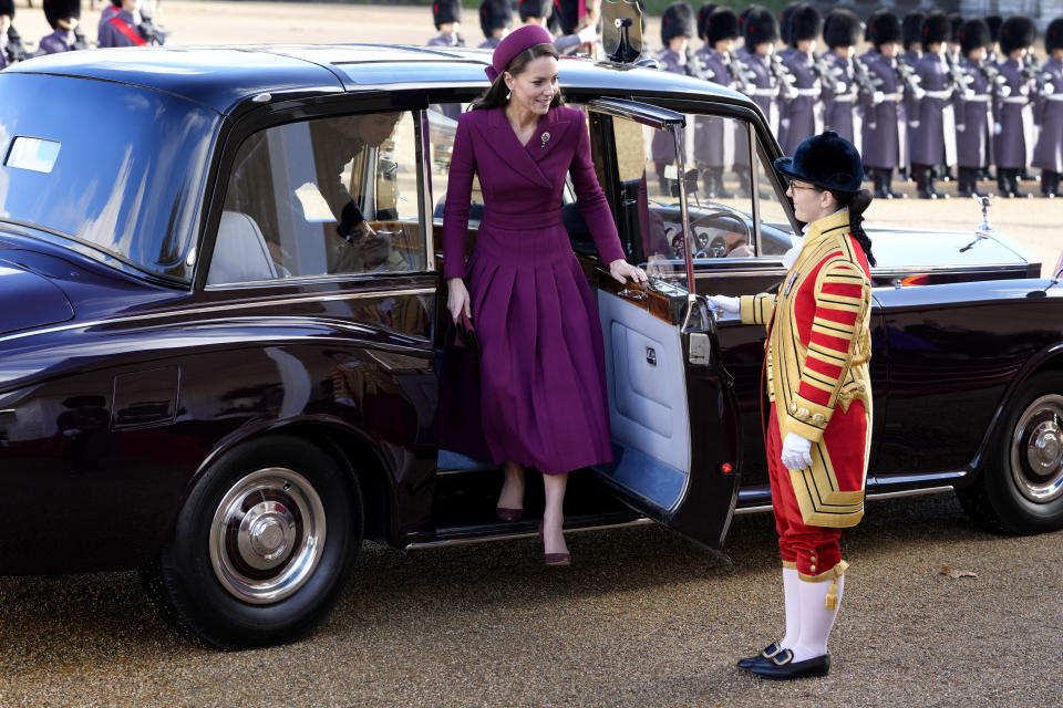 El vestido de la Princesa de Gales en la ceremonia para recibir en Londres al presidente de Sudáfrica, Cyril Ramaphosa, en noviembre era del color Viva Magenta que Pantone ha elegido como el del próximo año. (Foto: AP Photo/Kirsty Wigglesworth, Pool)