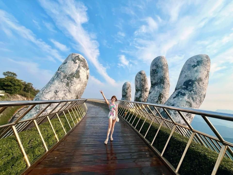 搭乘晨光纜車造訪清晨的黃金佛手橋，有機會拍到人潮尚未湧進的美照。