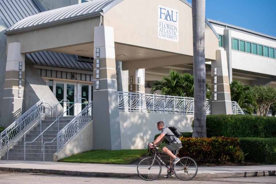 Florida Atlantic men's basketball coach Dusty May turns in to arrive at the Eleanor R. Baldwin Arena while riding his Felt road bicycle on Thursday, April 27, 2023 in Boca Raton, Fla.