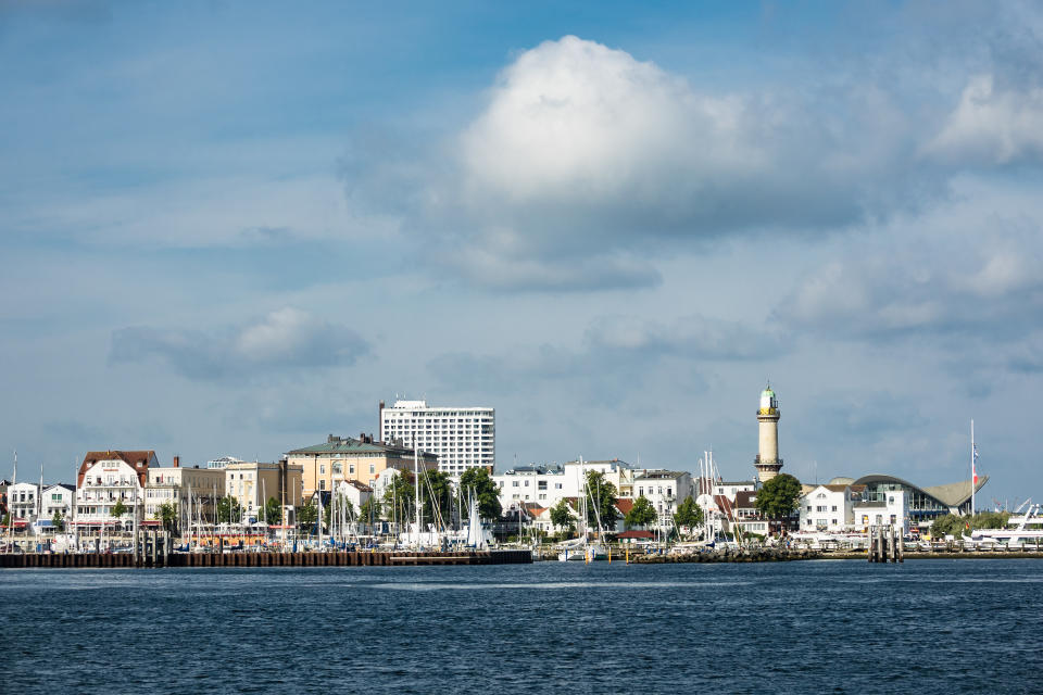 <p>Wir bleiben an der Ostsee, gehen jedoch nach Rostock. Das Viertel liegt unmittelbar an der Ostsee und gilt als traumhafter Urlaubsort. Auch hier wurden 10.000 Euro pro Quadratmeter gezahlt, im Schnitt zahlt man hingegen 5.000 bis 8.000 Euro, weshalb Warnemünde vor Fischland-Darß-Zingst landet. </p>