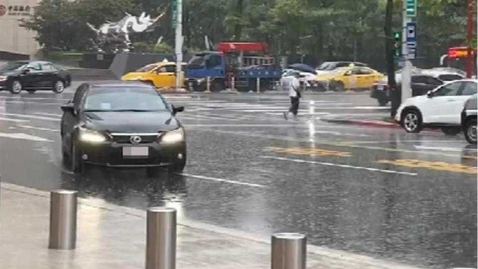 中央氣象局表示，今日北部、東半部地區及中部山區不定時有短暫雨出現。（圖／東森新聞）