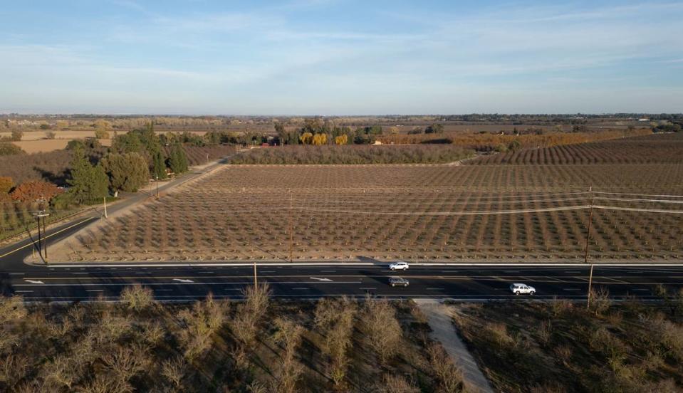 Vista hacia el este desde la recién ampliada McHenry Avenue hacia la ciudad de Riverbank en la urbanización propuesta River Walk. Fotografía al oeste de Riverbank, California, el sábado 9 de diciembre de 2023.