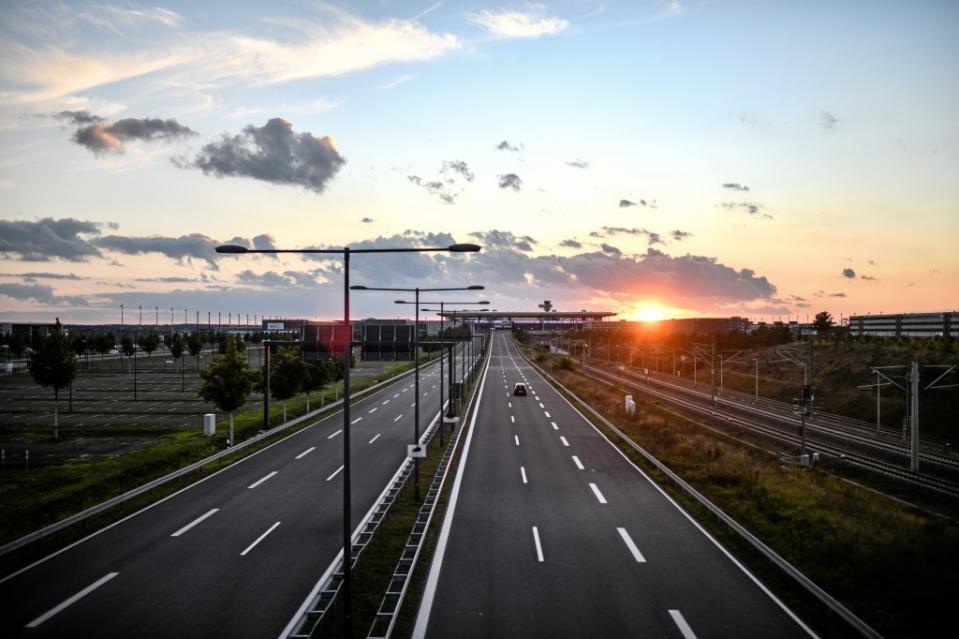 Die Zufahrt zum Hauptterminal heißt Schönefelder Allee. Rechts daneben führen die Schienen zum Bahnhof „Flughafen Berlin-Brandenburg“.<span class="copyright">Reto Klar / FUNKE Foto Services</span>