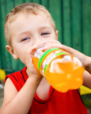 Las bebidas carbonatadas atentan contra tu esmalte / Foto: iStockphoto