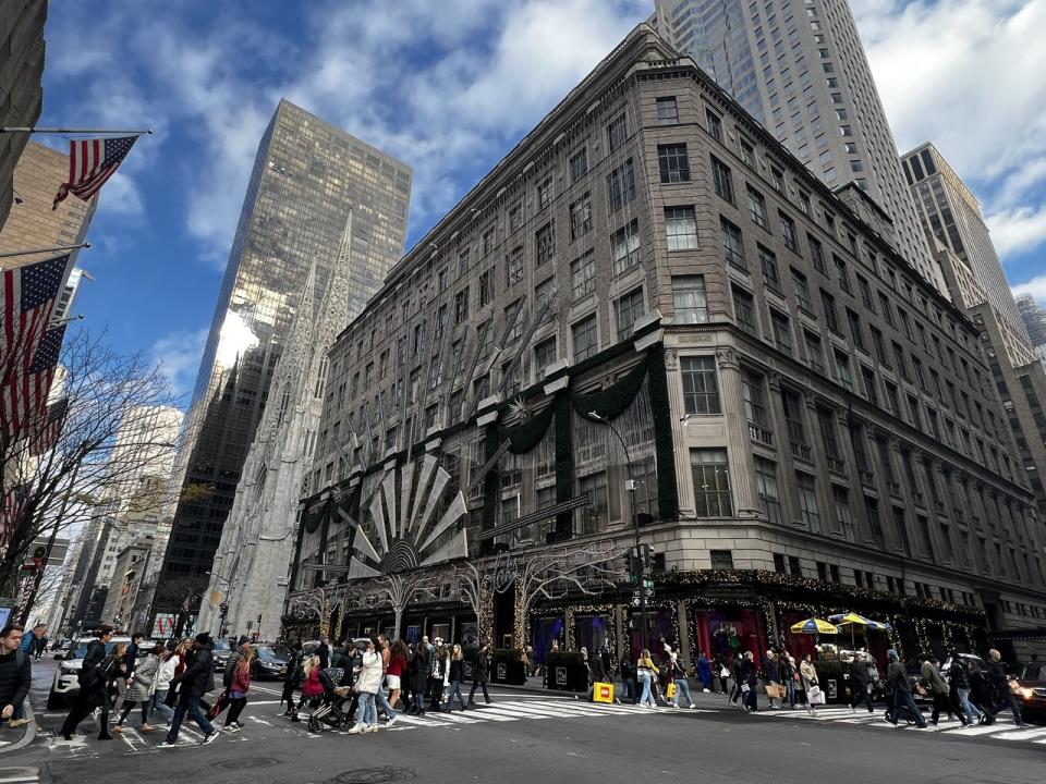 Saks Fifth Avenue擬加入紐約下州賭場執照申請行列，將旗艦店頂三層改為賭場。(記者張晨／攝影)