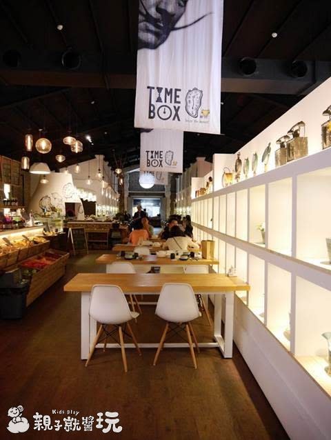 獨特而醒目的造型復古鐘，結合異國創意蔬食～宜蘭食光寶盒蔬食主題館Time Box