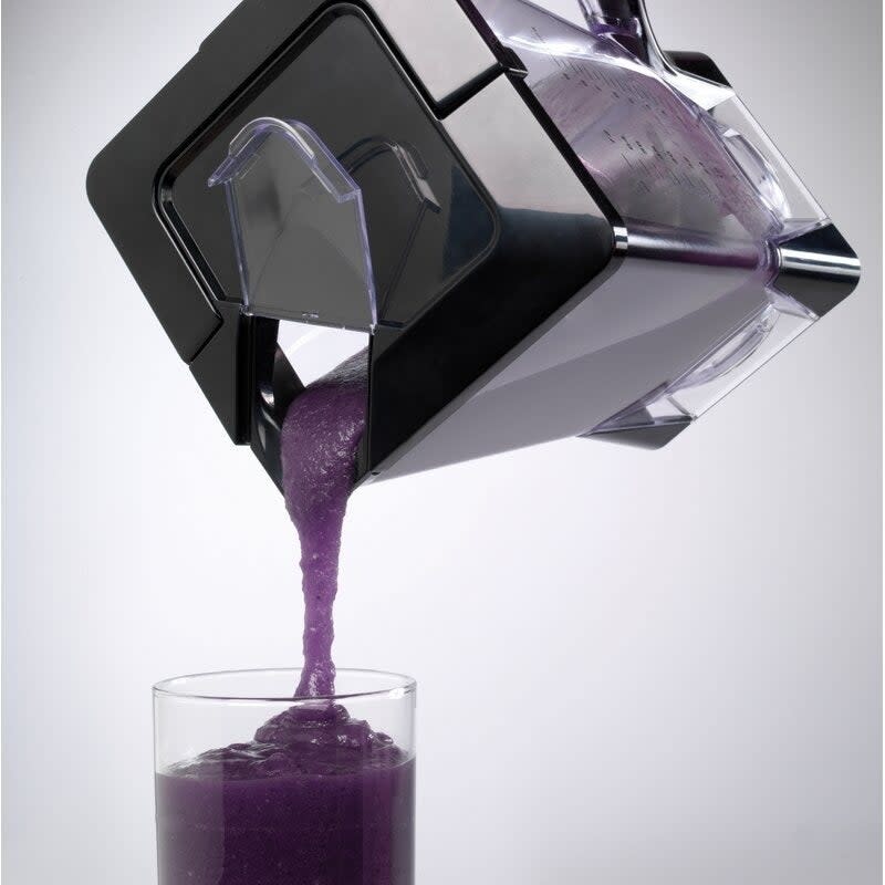 A blender pouring a smoothie into a glass for a shopping article on kitchen appliances