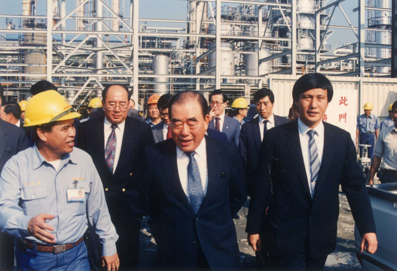  前行政院長郝柏村1990年前往高煉廠視察，當場承諾25年後遷廠。（圖／報系資料庫）