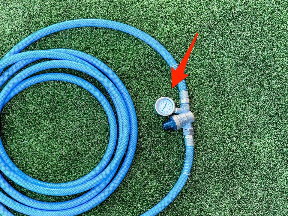 An arrow points to the regulator on the drinking water hose