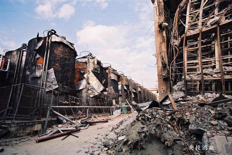 九二一大地震時爆炸被燒毀的南投酒廠（資料照片）