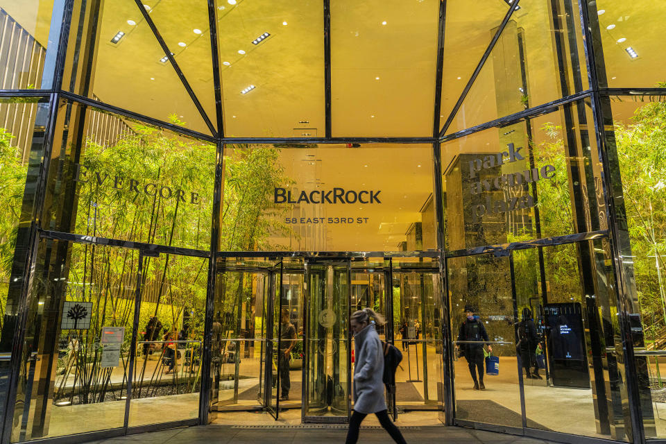 BlackRock pareció retractarse en mayo de 2022, cuando declaró que probablemente apoyaría menos propuestas de accionistas a favor de medidas contra el cambio climático. (Hiroko Masuike/The New York Times).