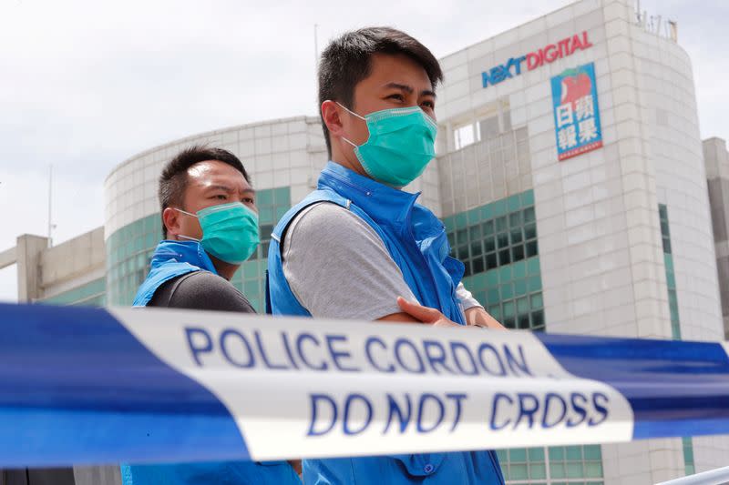 La policía hace guardia frente a la sede de Apple Daily y Next Media en Hong Kong, China, el 10 de agosto de 2020