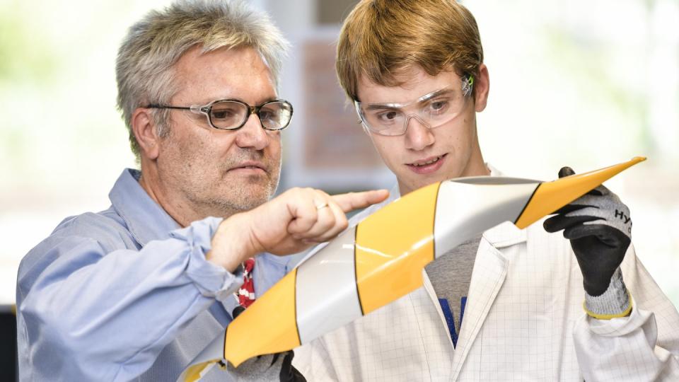 Jens Fridag (r.) ist angehender Lacklaborant. Andree Woywod, bei BASF Coatings in Münster für die Ausbildung zuständig, unterstützt ihn bei der Auswertung einer Haftungsprüfung. Foto: Kirsten Neumann/dpa-tmn