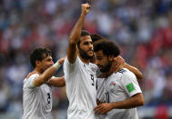 <p>The Egypt players salute Mo Salah after he puts the team 1-0 ahead </p>