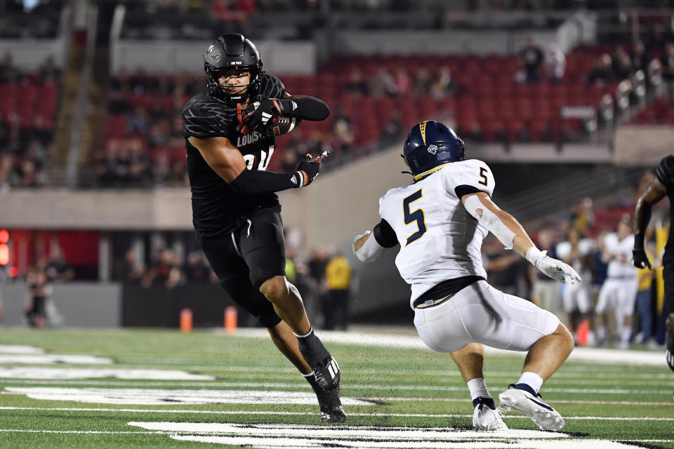 Louisville tight end Joey Gatewood (84) escapes the tackle attempt from Murray State linebacker Ryan Batsch (5) during the second half of an NCAA college football game in Louisville, Ky., Thursday, Sept. 7, 2023. (AP Photo/Timothy D. Easley)