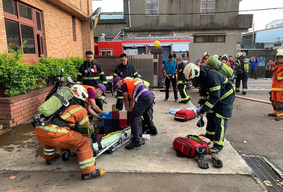 桃園市八德區6日下午發生工廠火警，2人受困火場，桃園市消防局獲報趕抵現場救人，其中一人意識清楚，另一名李姓男子則已無呼吸心跳，緊急送醫仍宣告不治。（桃園市消防局提供）