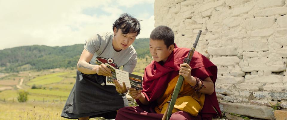 坦丁旺契克為飾演喇嘛剃髮，左為飾演導遊的丹丁索南。（圖／海鵬提供）