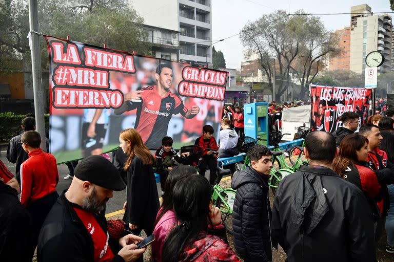 La previa de la despedida de Maxi Rodríguez: la gente circula en las afueras del estadio