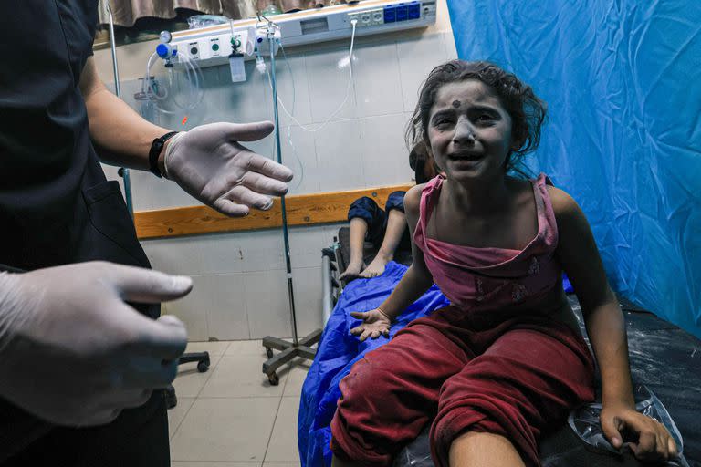 Heridos palestinos en un hospital en Khan Younis, en Gaza. (Mahmud HAMS / AFP)