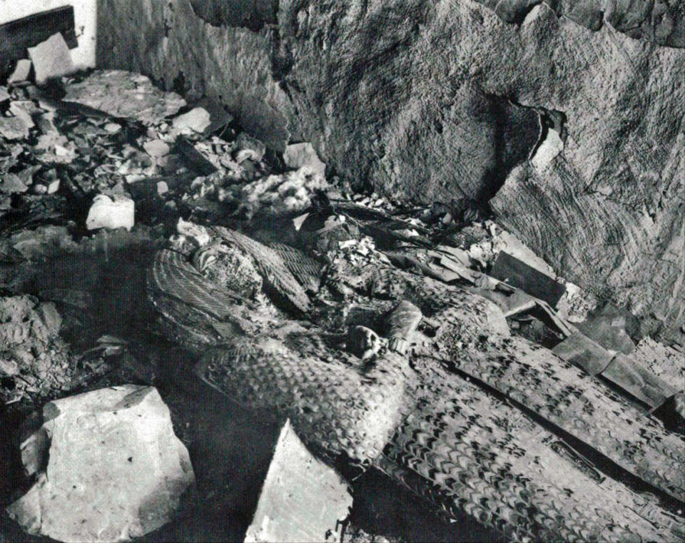 <div class="inline-image__caption"><p>The shattered dereliction that greeted the discoverers of the tomb known as KV55. This view shows the badly damaged and defaced royal coffin which contained skeletal remains, usually identified as either those of Akhenaten or Smenkhkare.</p></div> <div class="inline-image__credit">Pegasus Books</div>