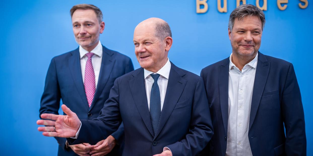 Bundeskanzler Olaf Scholz (SPD) Robert Habeck (Bündnis 90/Die Grünen), Bundesminister für Wirtschaft und Klimaschutz, und Christian Lindner (FDP), Bundesminister der Finanzen, nehmen an einer Pressekonferenz zum Haushaltsplan 2025 teil.<span class="copyright">Michael Kappeler/dpa</span>