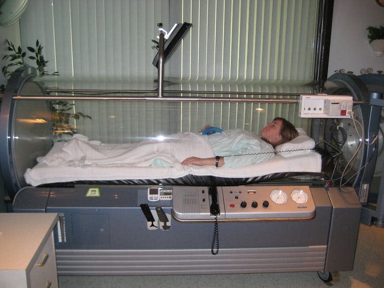 <span class="caption">Patient in a hyperbaric chamber.</span> <span class="attribution"><a class="link " href="https://en.wikipedia.org/wiki/Hyperbaric_medicine#/media/File:HyperBaric_Oxygen_Therapy_Chamber_2008.jpg" rel="nofollow noopener" target="_blank" data-ylk="slk:James Heilman/Wikimedia Commons;elm:context_link;itc:0;sec:content-canvas">James Heilman/Wikimedia Commons</a>, <a class="link " href="http://creativecommons.org/licenses/by-nc-sa/4.0/" rel="nofollow noopener" target="_blank" data-ylk="slk:CC BY-NC-SA;elm:context_link;itc:0;sec:content-canvas">CC BY-NC-SA</a></span>