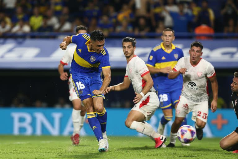 Merentiel la empuja para el descuento de Boca; fue el segundo gol, que no alcanzó