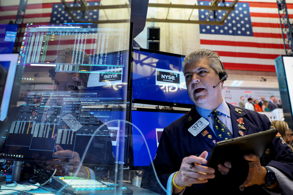 Handlowcy pracują na parkiecie nowojorskiej giełdy (NYSE) w Nowym Jorku, USA, 30 czerwca 2022 r. REUTERS / Brendan McDermid
