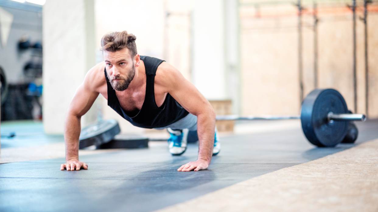  Man doing bodyweight push ups. 