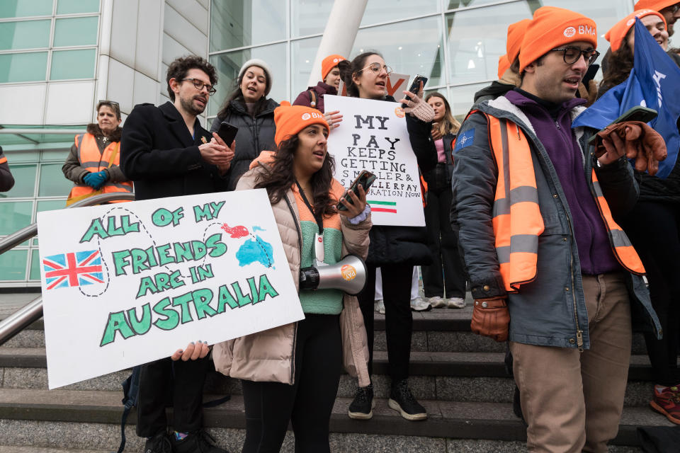 LONDON, UNITED KINGDOM - DECEMBER 20, 2023: Junior doctors join a picket line outside the University College London Hospital as members of the British Medical Association take part in a 72-hour strike over pay in London, United Kingdom on December 20, 2023. Junior doctors are seeking a full pay restoration to reverse the real-term fall in income since 2008. (Photo credit should read Wiktor Szymanowicz/Future Publishing via Getty Images)