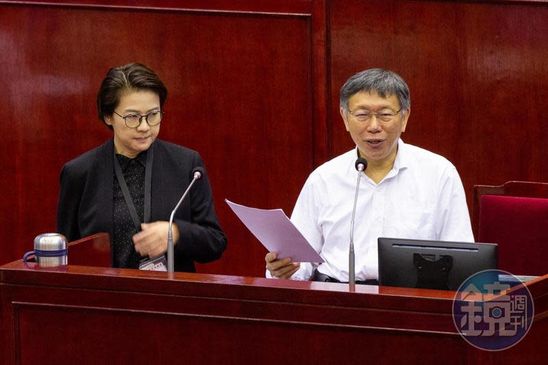 台北市長柯文哲（右）存款較前次申報增加約168萬元，副市長黃珊珊（左）存款微增8萬，債務增加116萬餘元。