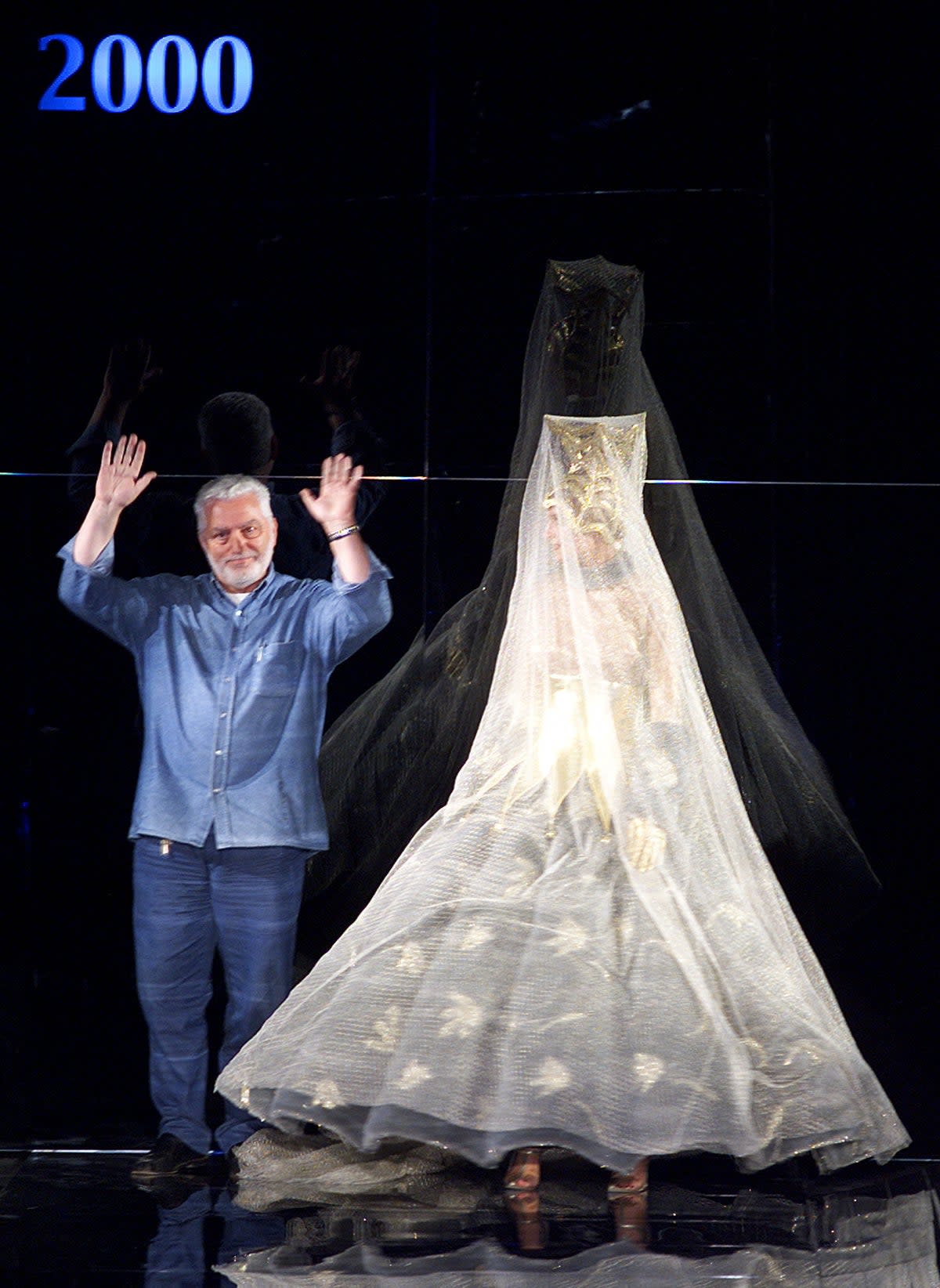 Spanish-born fashion designer Paco Rabanne (L) raises both hands to wave good-bye at the end of his last futuristic collection at the Autumn-Winter high fashion shows (REUTERS)