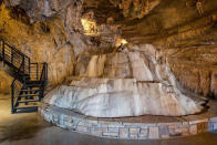 <p>Los techos se construyeron altos y se respetó la forma de la cueva.<br>Foto: Instagram/beckhamcave </p>