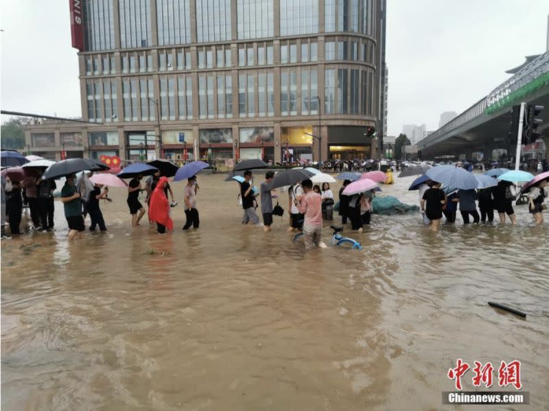 ▲中國河南省鄭州市連日暴雨，市區汪洋一片。（圖／翻攝自中新網）