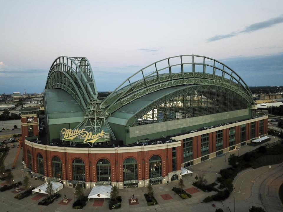 El estadio de los Cerveceros, Miller Park, en imagen del martes 28 de julio de 2020, en Milwaukee. (AP Foto/Morry Gash)